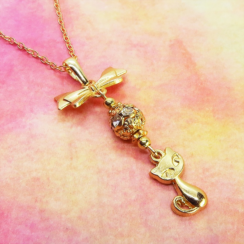 マットゴールド 猫とリボンとメタルビーズを組合せたコンパクトなネックレス ラインストーン 長さ調整可