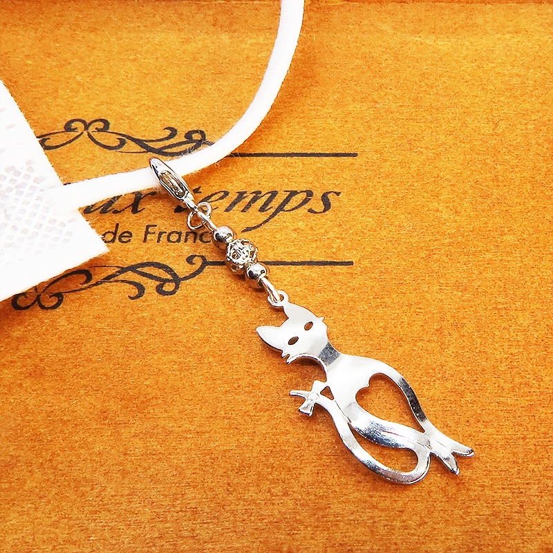 マスクチャーム シルバーカラーのスマートな猫シルエットモチーフとコンパクトなメタルビーズのチャーム