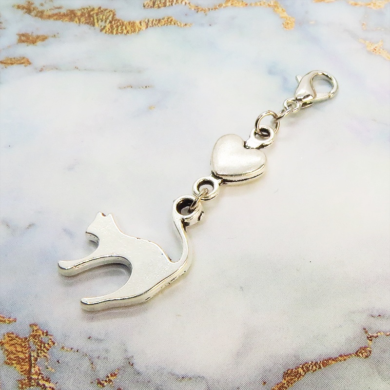 マスクチャーム アンティークシルバー(銀古美色)の跳ね猫とハートの大人可愛いチャーム キーホルダー