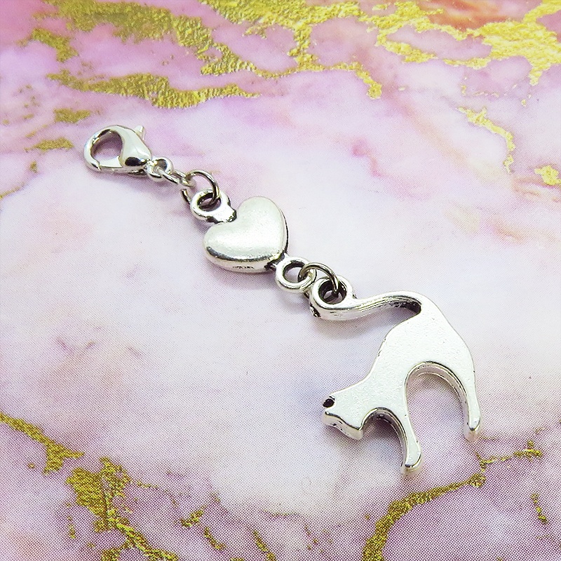 マスクチャーム アンティークシルバー(銀古美色)の跳ね猫とハートの大人可愛いチャーム キーホルダー