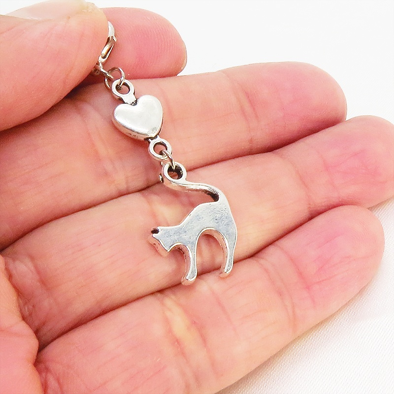 マスクチャーム アンティークシルバー(銀古美色)の跳ね猫とハートの大人可愛いチャーム キーホルダー