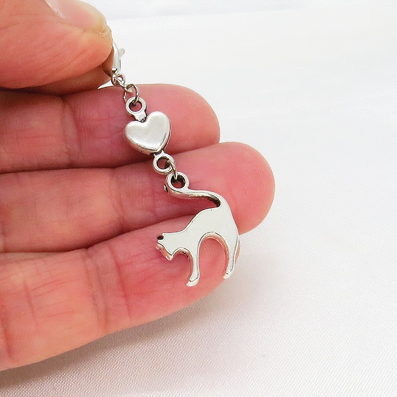 マスクチャーム アンティークシルバー(銀古美色)の跳ね猫とハートの大人可愛いチャーム キーホルダー