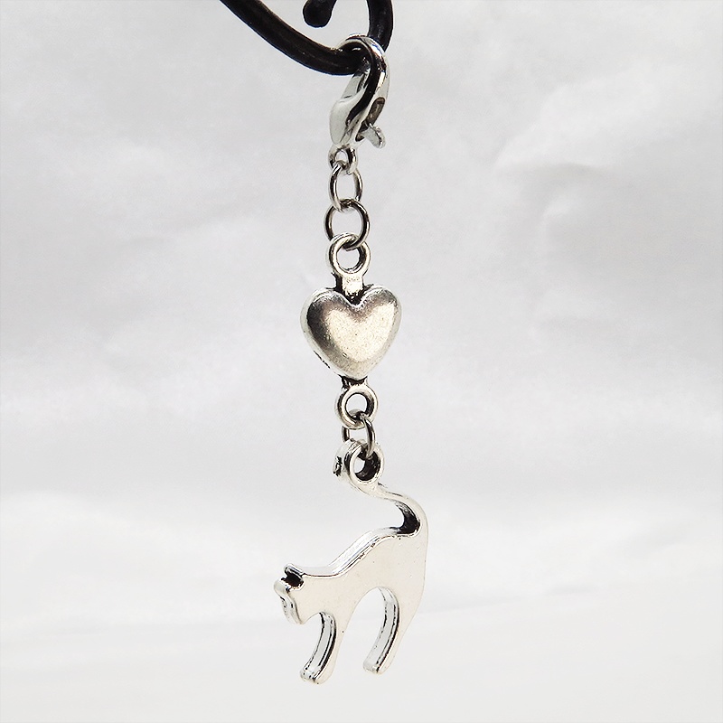 マスクチャーム アンティークシルバー(銀古美色)の跳ね猫とハートの大人可愛いチャーム キーホルダー