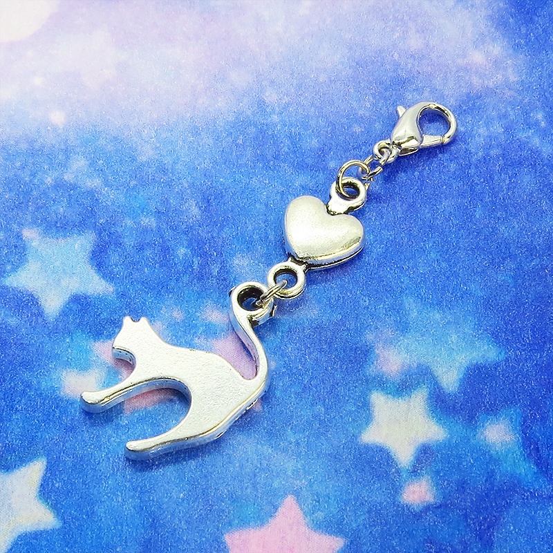 マスクチャーム アンティークシルバー(銀古美色)の跳ね猫とハートの大人可愛いチャーム キーホルダー