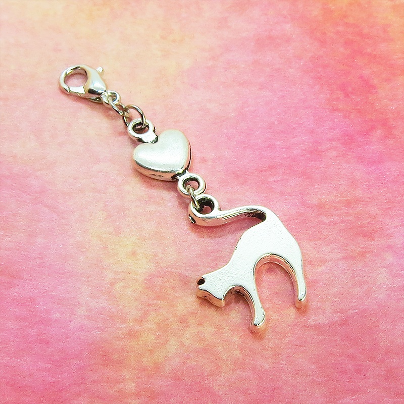 マスクチャーム アンティークシルバー(銀古美色)の跳ね猫とハートの大人可愛いチャーム キーホルダー