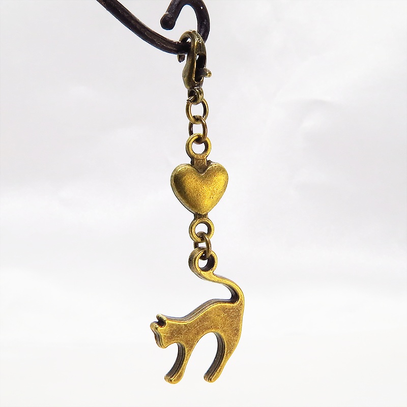 マスクチャーム アンティーカラー(金古美色)の跳ね猫とハートの大人可愛いチャーム キーホルダー