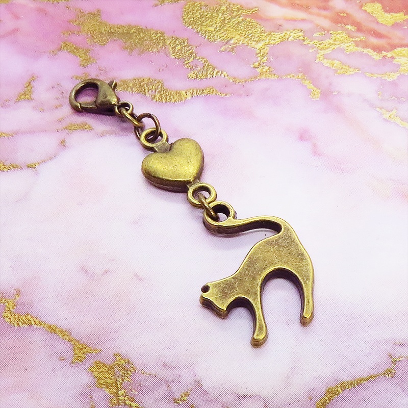 マスクチャーム アンティーカラー(金古美色)の跳ね猫とハートの大人可愛いチャーム キーホルダー