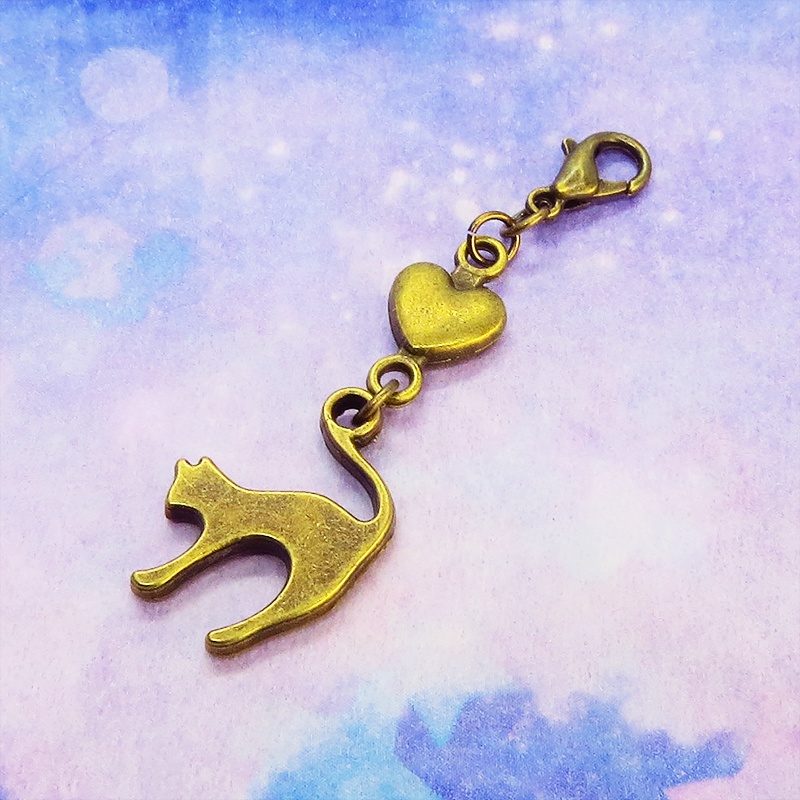 マスクチャーム アンティーカラー(金古美色)の跳ね猫とハートの大人可愛いチャーム キーホルダー