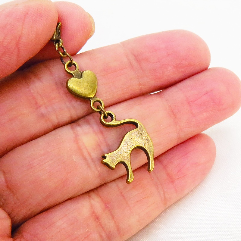 マスクチャーム アンティーカラー(金古美色)の跳ね猫とハートの大人可愛いチャーム キーホルダー