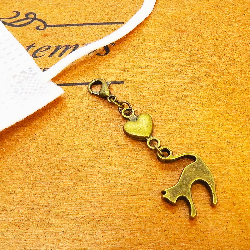 マスクチャーム アンティーカラー（金古美色）の跳ね猫とハートの大人可愛いチャーム キーホルダー