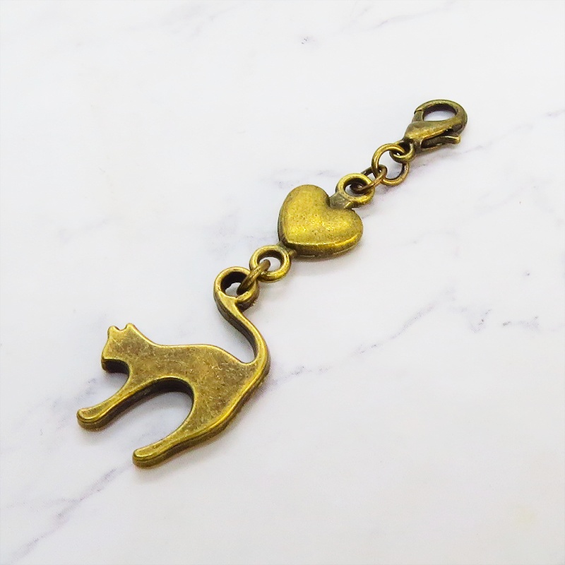 マスクチャーム アンティーカラー(金古美色)の跳ね猫とハートの大人可愛いチャーム キーホルダー