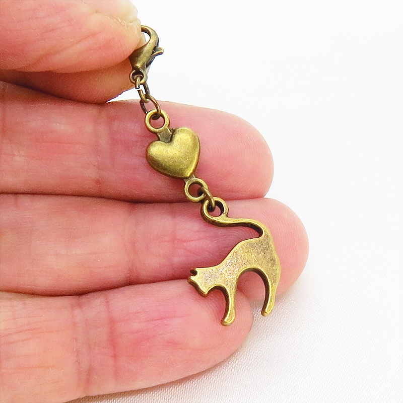 マスクチャーム アンティーカラー(金古美色)の跳ね猫とハートの大人可愛いチャーム キーホルダー