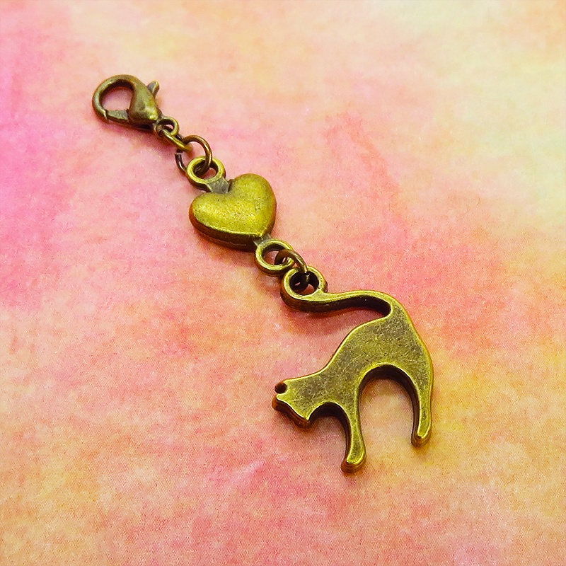 マスクチャーム アンティーカラー(金古美色)の跳ね猫とハートの大人可愛いチャーム キーホルダー
