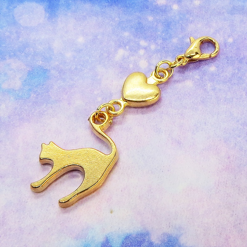 マスクチャーム マットゴールドの跳ね猫とハートの大人可愛いチャーム キーホルダー