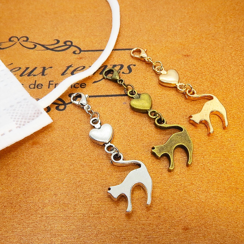 マスクチャーム マットゴールドの跳ね猫とハートの大人可愛いチャーム キーホルダー