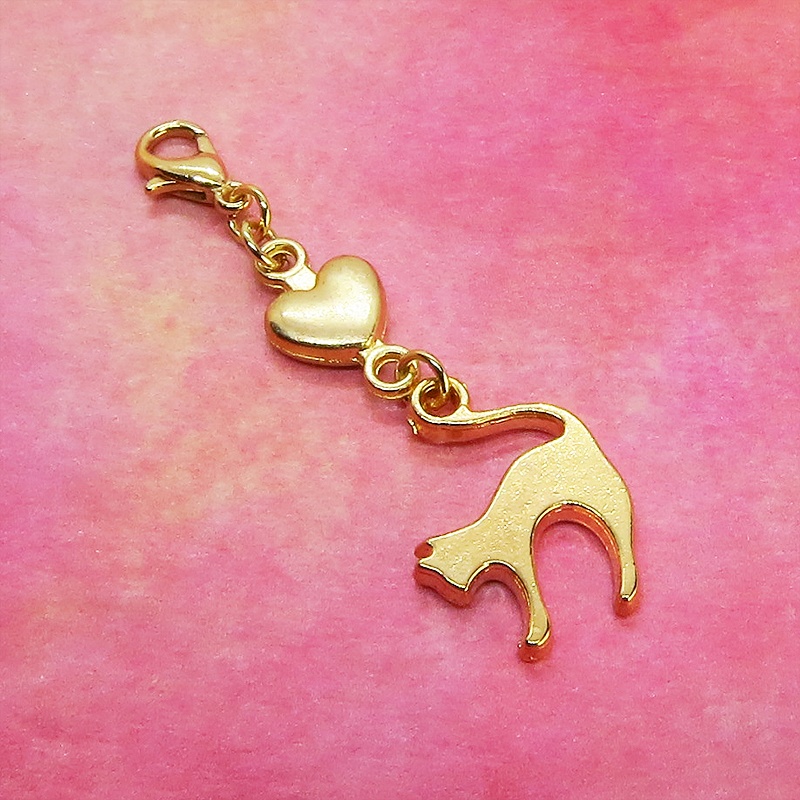 マスクチャーム マットゴールドの跳ね猫とハートの大人可愛いチャーム キーホルダー