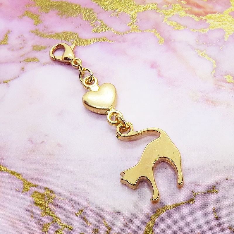 マスクチャーム マットゴールドの跳ね猫とハートの大人可愛いチャーム キーホルダー