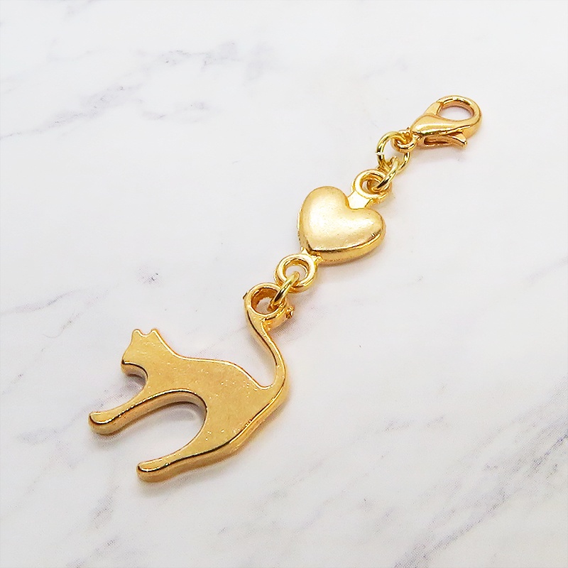 マスクチャーム マットゴールドの跳ね猫とハートの大人可愛いチャーム キーホルダー