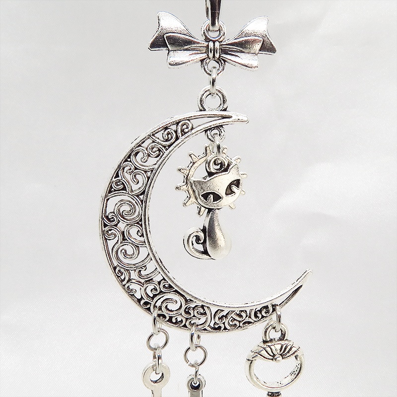 アンティークシルバー 猫とアラベスク調の透かし模様の入った三日月のネックレス リボン 鍵 ロザリオ 時計の針 長さ調整可