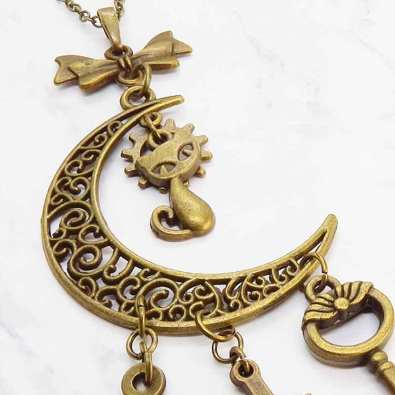 アンティークゴールド 猫とアラベスク調の透かし模様の入った三日月のネックレス リボン 鍵 ロザリオ 時計の針 長さ調整可