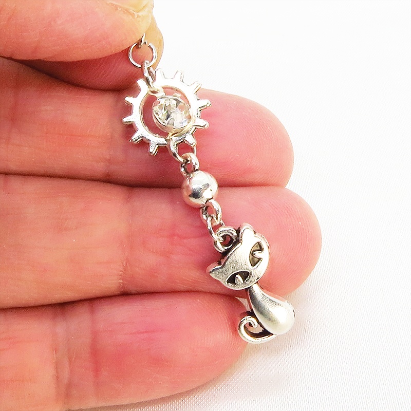 アンティークシルバーの猫と歯車のピアス 揺れるクリアガラス スチームパンク風 サージカル可