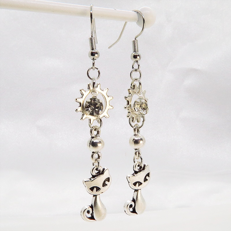 アンティークシルバーの猫と歯車のピアス 揺れるクリアガラス スチームパンク風 サージカル可