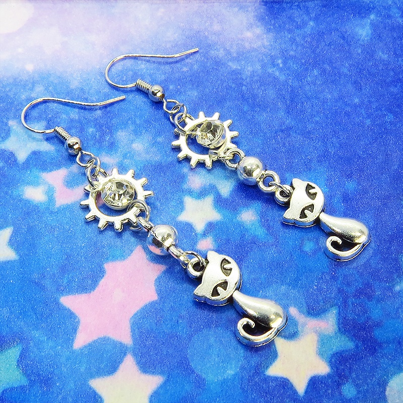 アンティークシルバーの猫と歯車のピアス 揺れるクリアガラス スチームパンク風 サージカル可