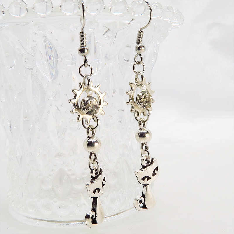 アンティークシルバーの猫と歯車のピアス 揺れるクリアガラス スチームパンク風 サージカル可