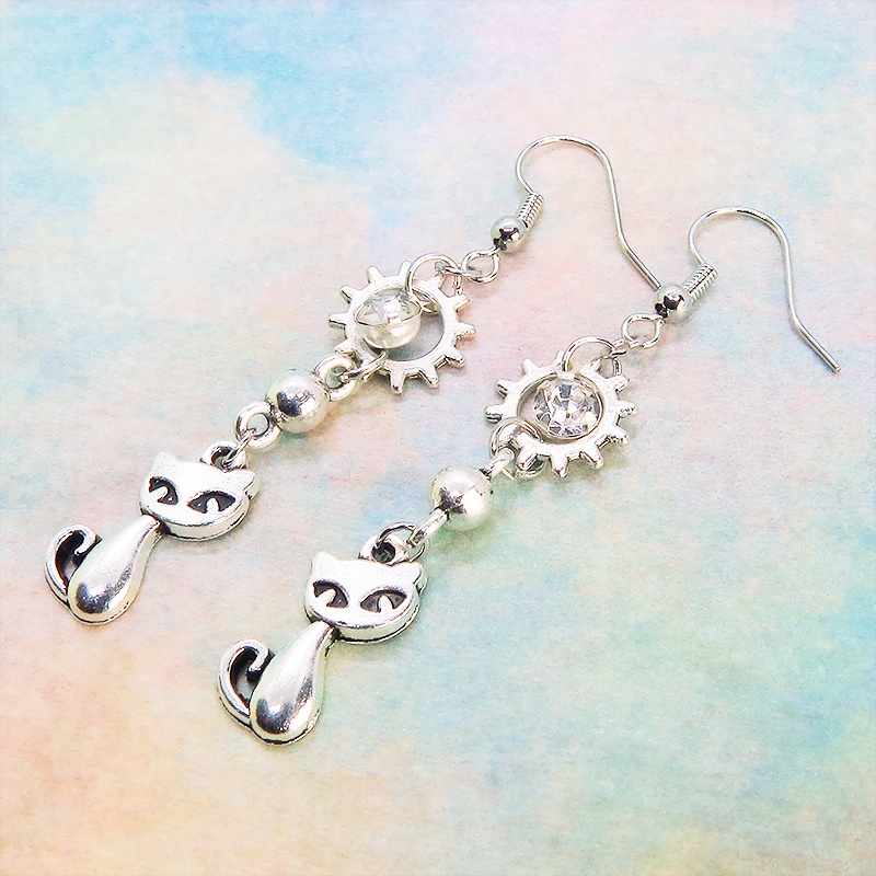 アンティークシルバーの猫と歯車のピアス 揺れるクリアガラス スチームパンク風 サージカル可