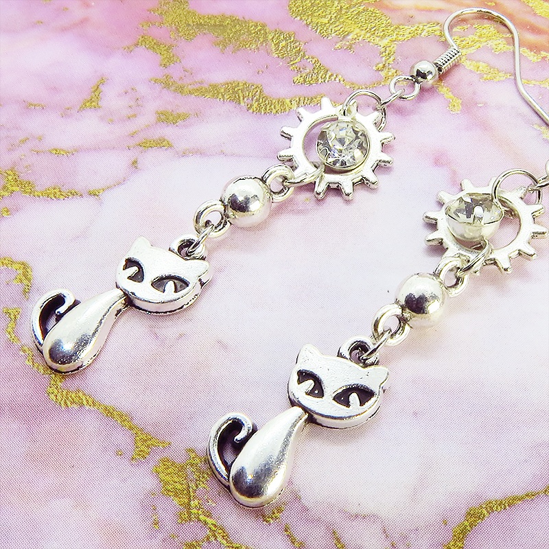 アンティークシルバーの猫と歯車のピアス 揺れるクリアガラス スチームパンク風 サージカル可