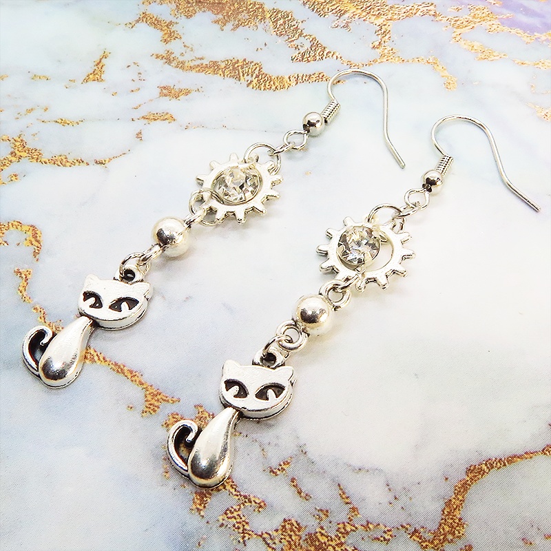 アンティークシルバーの猫と歯車のピアス 揺れるクリアガラス スチームパンク風 サージカル可