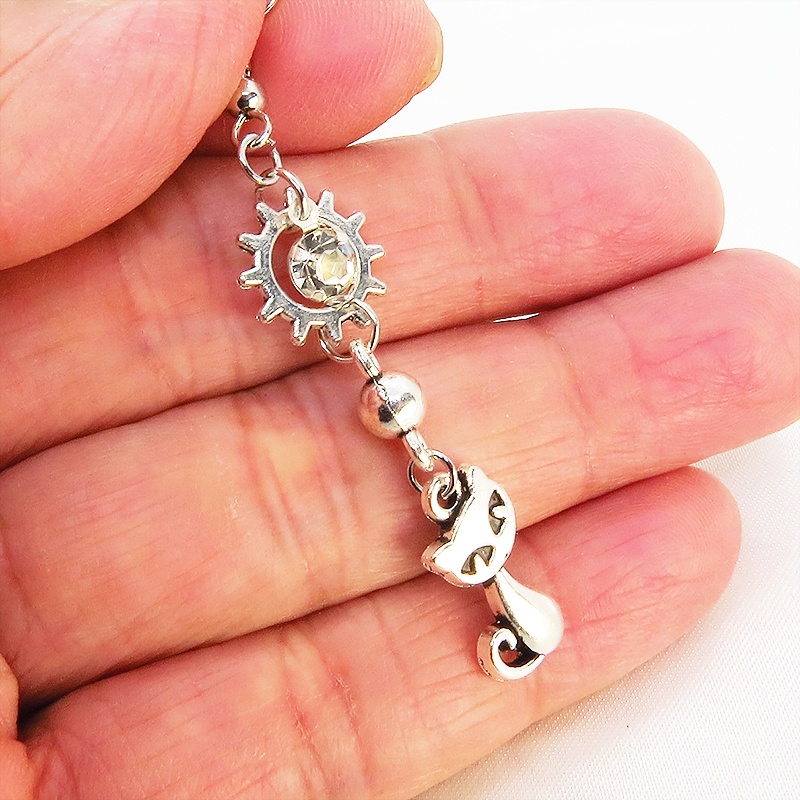 アンティークシルバーの猫と歯車のピアス 揺れるクリアガラス スチームパンク風 サージカル可