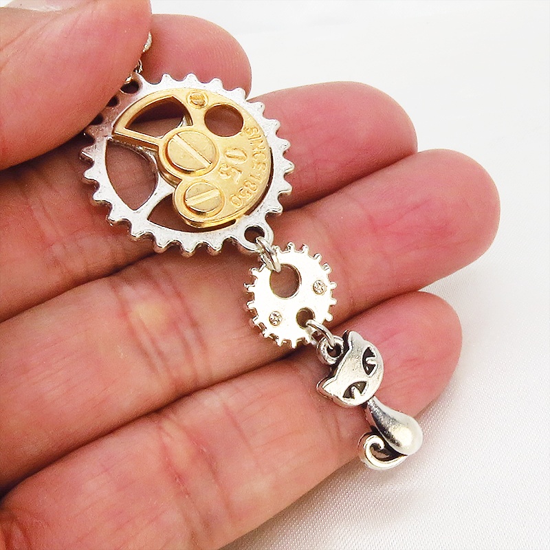 アンティークシルバー 猫と歯車を組合せたスチームパンク風ペンダントネックレス 長さ調整可
