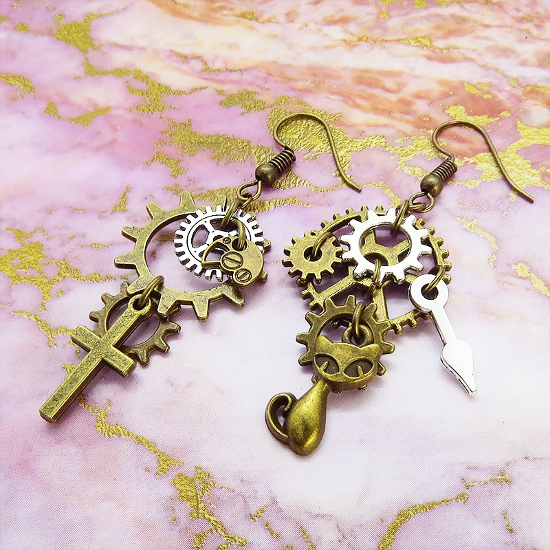 スチームパンク風 猫とロザリオと歯車のアシンメトリーピアス Vol.01 アンティークカラー