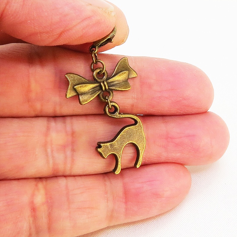 マスクチャーム アンティークカラー(金古美色)の跳ね猫とリボンの大人可愛いチャーム キーホルダー