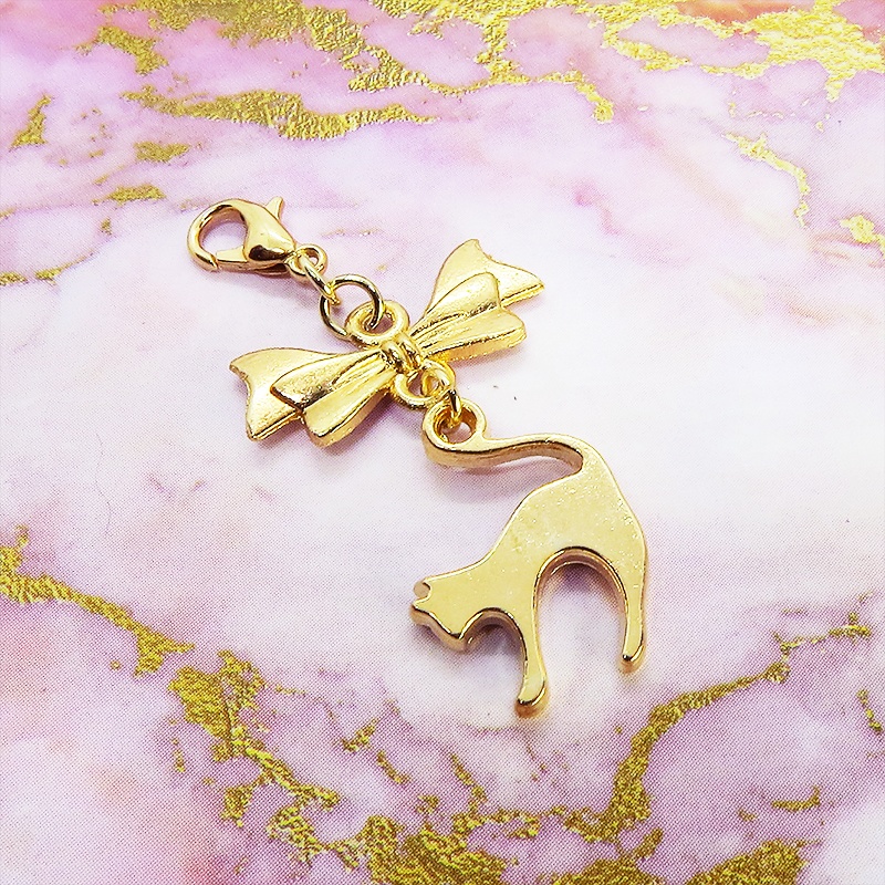 マスクチャーム マットゴールドの跳ね猫とリボンの大人可愛いチャーム キーホルダー