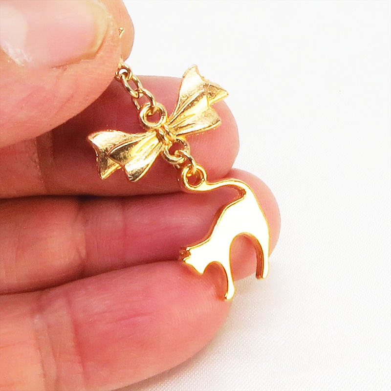 マスクチャーム マットゴールドの跳ね猫とリボンの大人可愛いチャーム キーホルダー