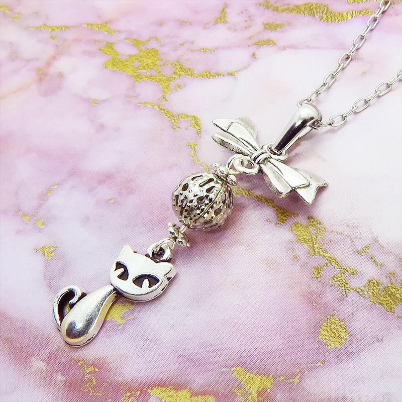 アンティークシルバーの猫とリボンと透かしメタルビーズのチャームのネックレス