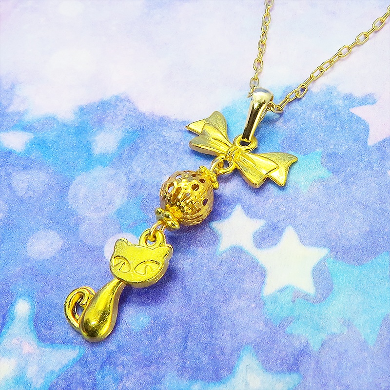 ゴールドカラーの猫とリボンと透かしメタルビーズのチャームのネックレス