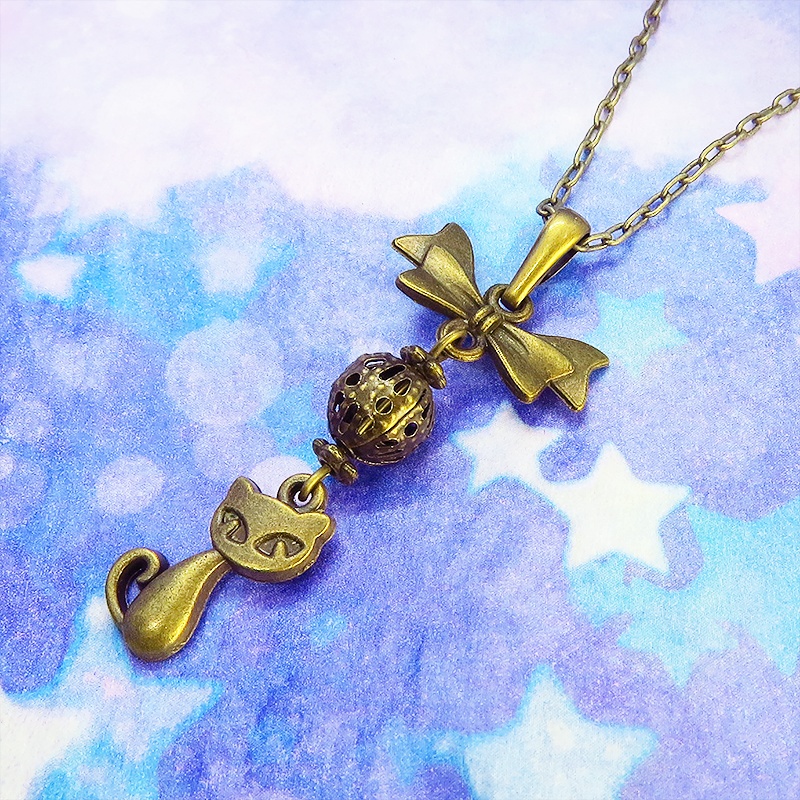 アンティークカラーの猫とリボンと透かしメタルビーズのチャームのネックレス