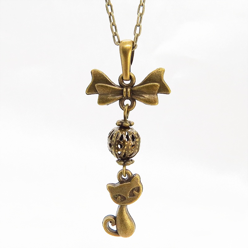 アンティークカラーの猫とリボンと透かしメタルビーズのチャームのネックレス