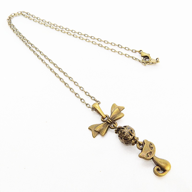 アンティークカラーの猫とリボンと透かしメタルビーズのチャームのネックレス