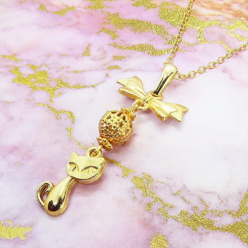マットゴールドの猫とリボンと透かしメタルビーズのチャームのネックレス