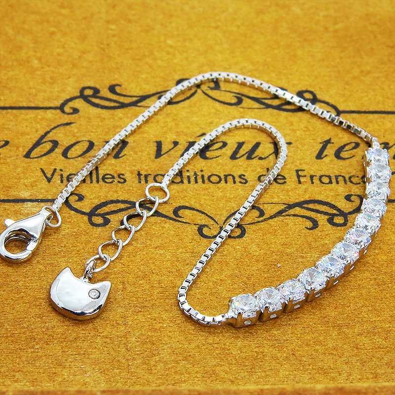 シルバー925 猫フェイスモチーフとキュービックジルコニアのビジューのブレスレット スワロフスキー