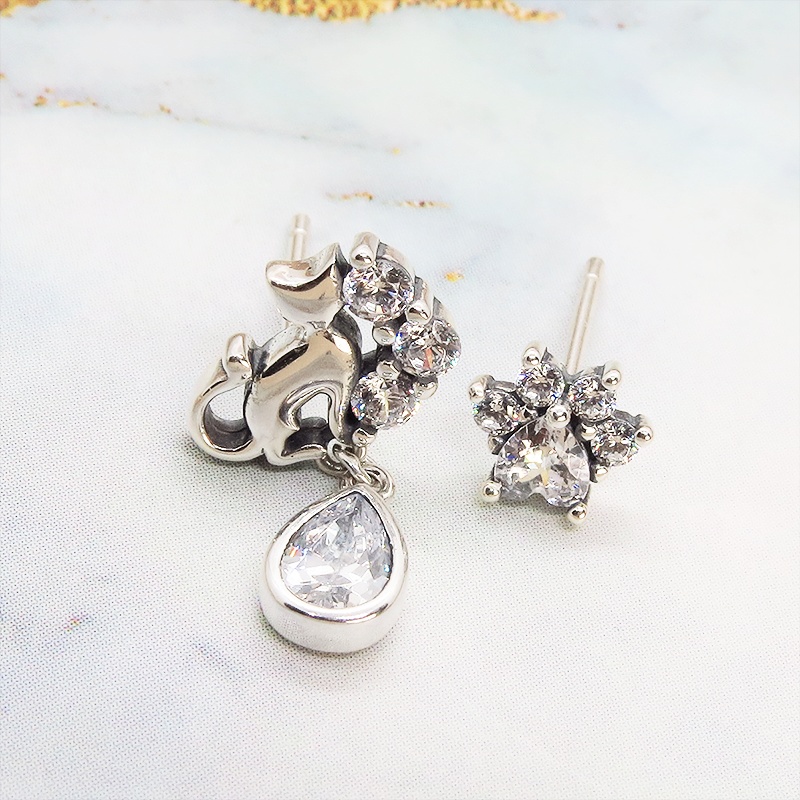 シルバー925 猫シルエットモチーフにキュービックジルコニアのしずくドロップと肉球のパヴェセットアシンメトリーピアス