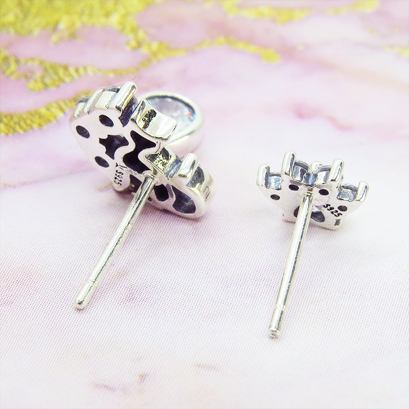 シルバー925 猫シルエットモチーフにキュービックジルコニアのしずくドロップと肉球のパヴェセットアシンメトリーピアス