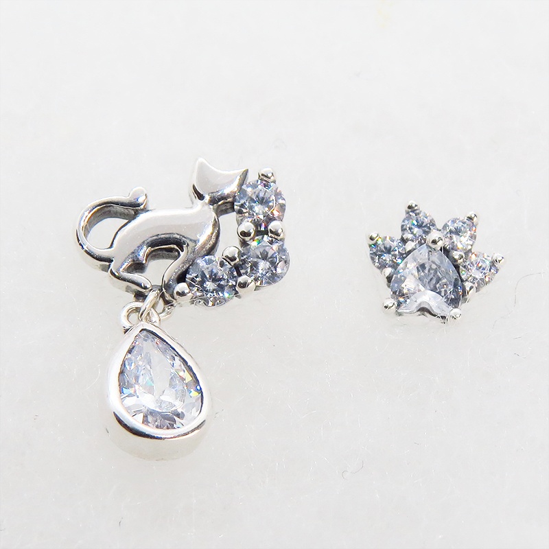 シルバー925 猫シルエットモチーフにキュービックジルコニアのしずくドロップと肉球のパヴェセットアシンメトリーピアス