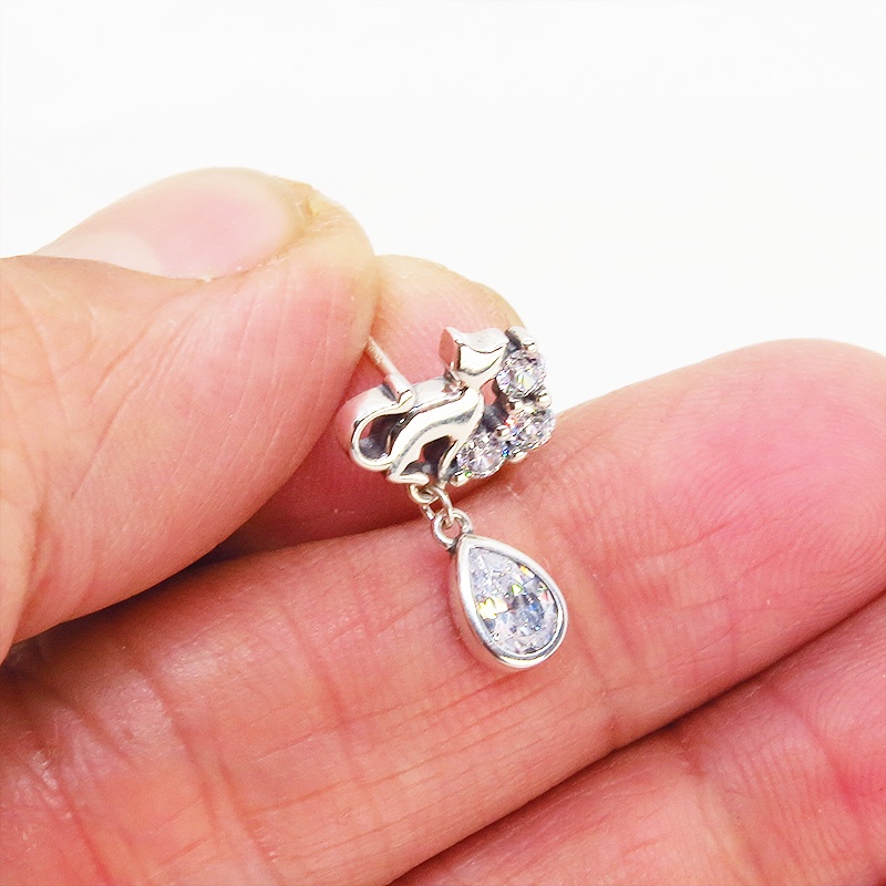 シルバー925 猫シルエットモチーフにキュービックジルコニアのしずくドロップと肉球のパヴェセットアシンメトリーピアス