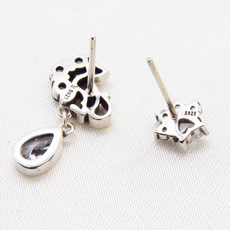 シルバー925 猫シルエットモチーフにキュービックジルコニアのしずくドロップと肉球のパヴェセットアシンメトリーピアス