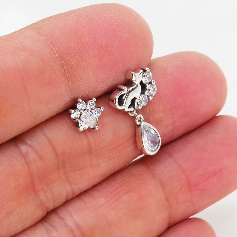 シルバー925 猫シルエットモチーフにキュービックジルコニアのしずくドロップと肉球のパヴェセットアシンメトリーピアス